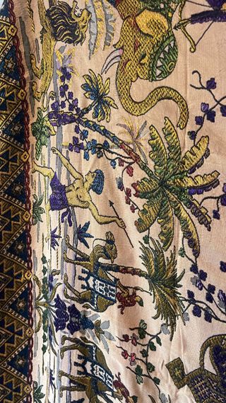 Tela de adorno con diseño de figuras