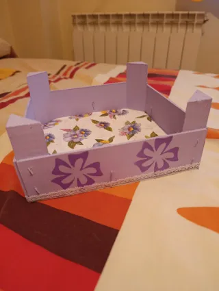 Caja decorativa morada con flores
