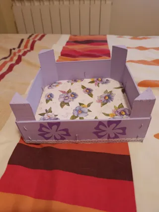 Caja decorativa morada con flores