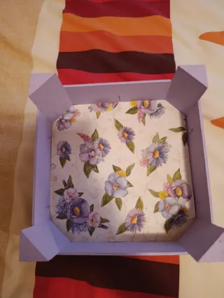 Caja decorativa morada con flores