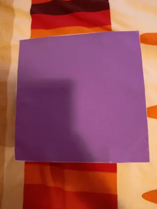 Caja decorativa morada con flores