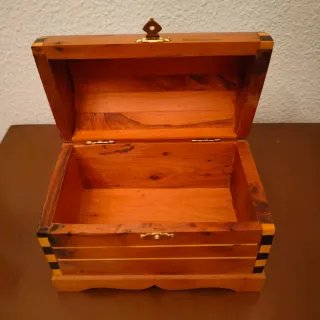 Cofre joyero de madera con detalles