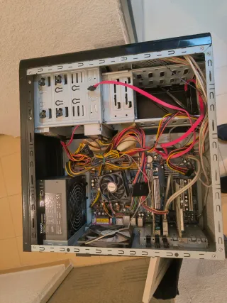 Caja ATX Tacens con piezas