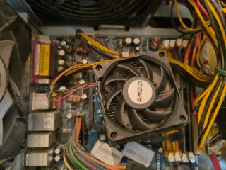 Caja ATX Tacens con piezas