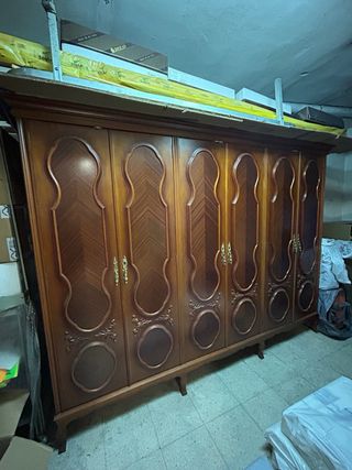Armario de madera maciza