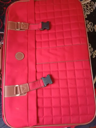 Maleta de viaje roja y marrón