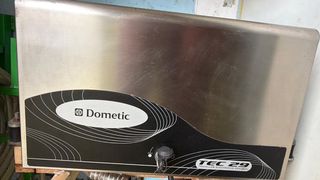 Generador Dometic SOLO 47 HORAS DE USO.