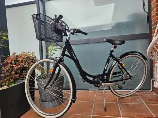 Bicicleta de paseo BTWIN negra( No se baja precio)