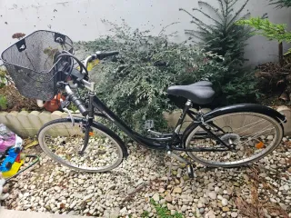 Bicicleta de paseo BTWIN negra( No se baja precio)