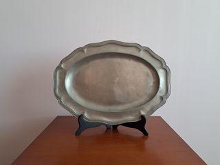 Plato de peltre antiguo con borde ondulado
