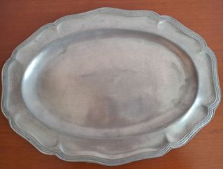 Plato de peltre antiguo con borde ondulado