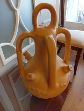 Jarrón de cerámica beige con 4 asas