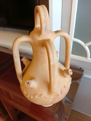 Jarrón de cerámica beige con 4 asas