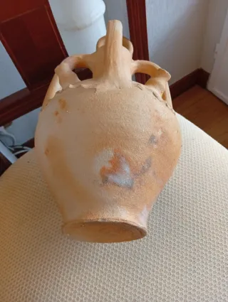 Jarrón de cerámica beige con 4 asas