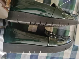 Scarpe Geox donna verdi lucide con borchie