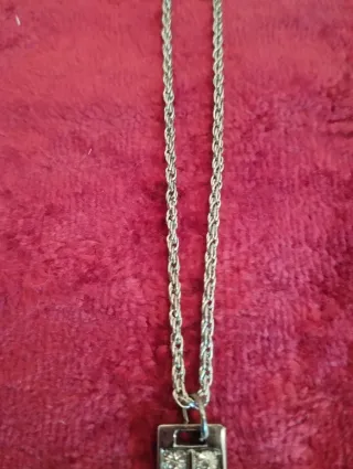 Collar con colgante de cruz y piedras