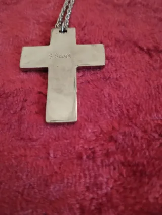 Collar con colgante de cruz y piedras