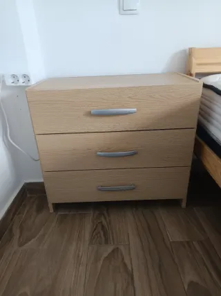 Cama colchón y cajoneras