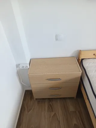 Cama colchón y cajoneras