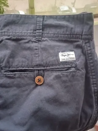 Pantalón corto tipo chino, azul marino. Talla 29.