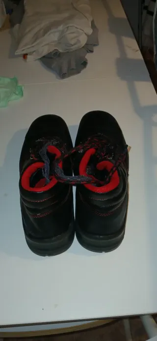 Zapatos de seguridad negros y rojos