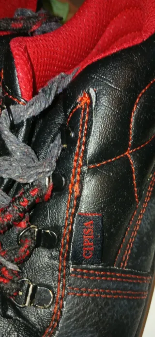 Zapatos de seguridad negros y rojos