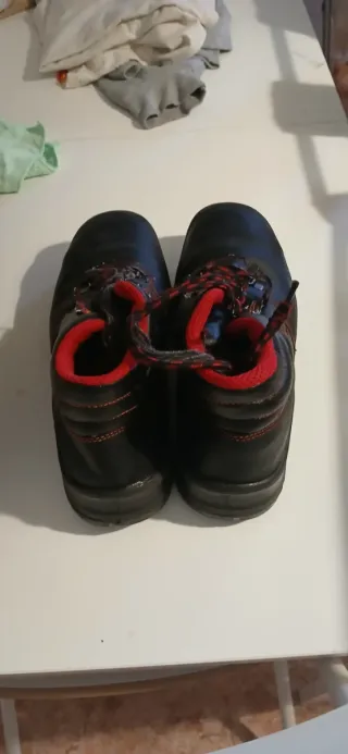 Zapatos de seguridad negros y rojos