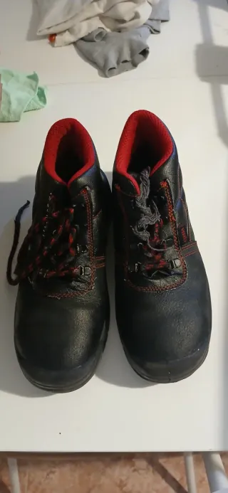 Zapatos de seguridad negros y rojos