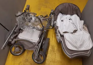 Carro de bebé con funda impermeable