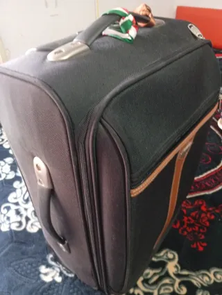 Maleta de viaje negra con detalles multicolor