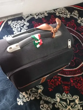 Maleta de viaje negra con detalles multicolor