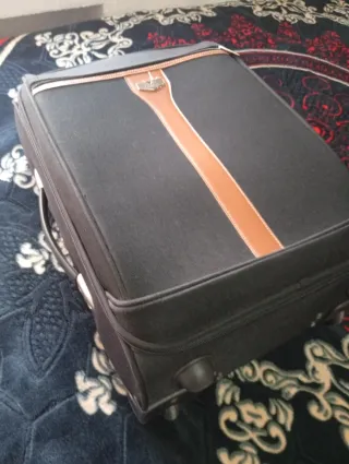 Maleta de viaje negra con detalles multicolor