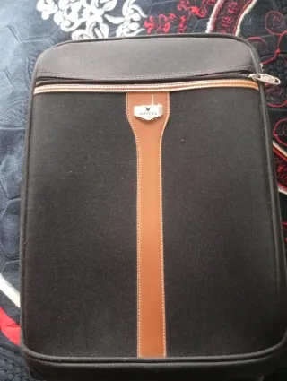 Maleta de viaje negra con detalles multicolor