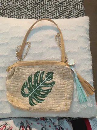Bolso de paja con hoja verde