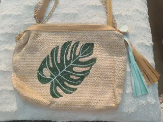 Bolso de paja con hoja verde