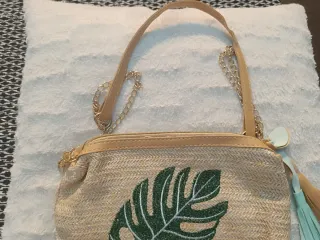Bolso de paja con hoja verde