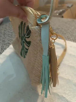 Bolso de paja con hoja verde