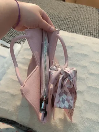 Bolso rosa con lazo y correa