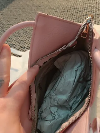 Bolso rosa con lazo y correa