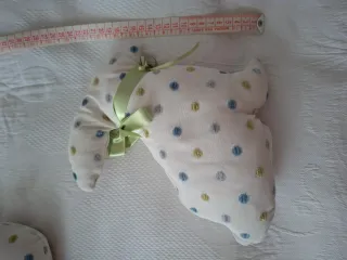 Pupazzo a forma di papera e coniglio fatto a mano