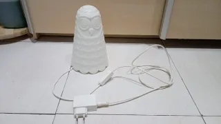 Lámpara búho blanca de plástico . nueva a estrenar
