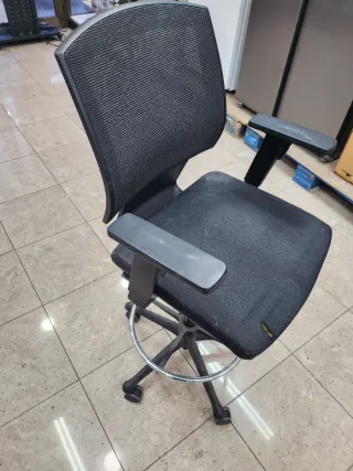 Silla de oficina ergonómica negra