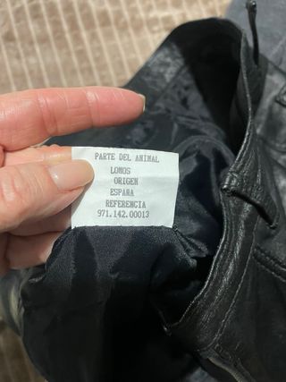 Pantalón de cuero negro