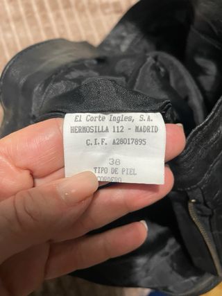 Pantalón de cuero negro