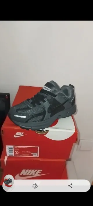 Nike Vomero 5 Niño Talla 33 pero como si fuera 32
