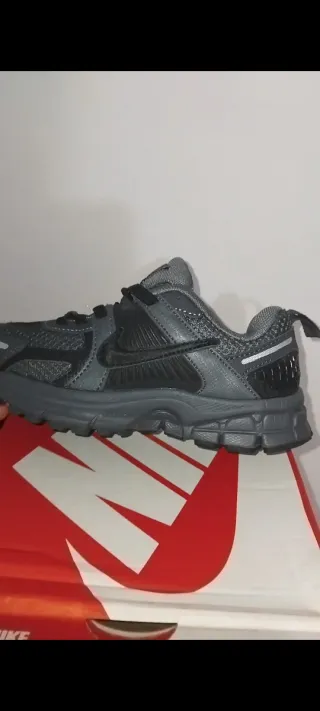 Nike Vomero 5 Niño Talla 33 pero como si fuera 32