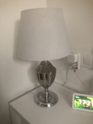 2 Lámparas de mesa plateada y blanca