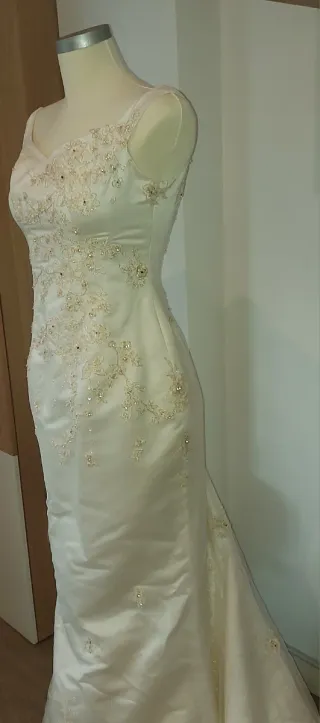 Traje de novia bordado con cola.Cint 77 pech90-91