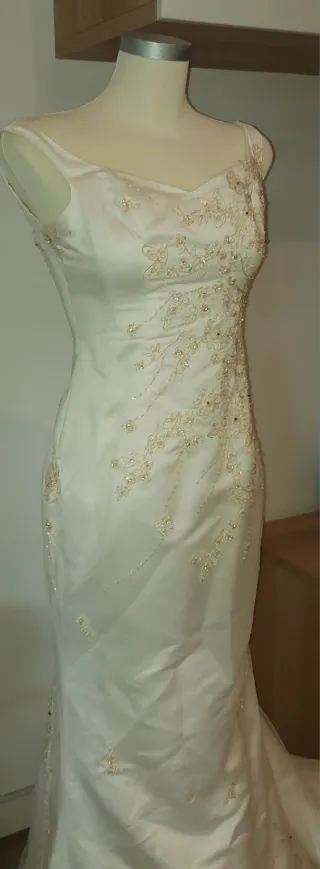 Traje de novia bordado con cola.Cint 77 pech90-91