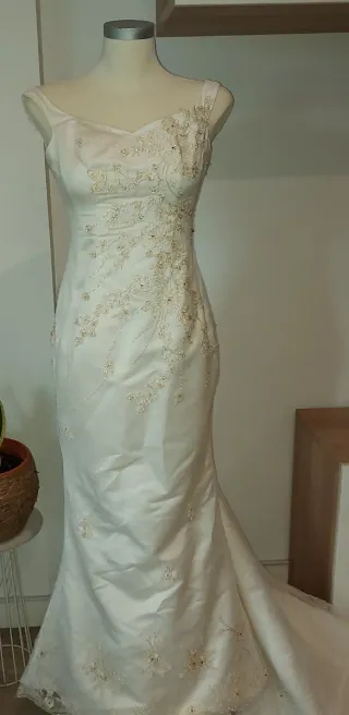 Traje de novia bordado con cola.Cint 77 pech90-91